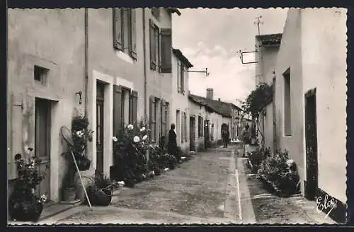 AK Les Portes, Venelle aux fleurs, Ortspartie