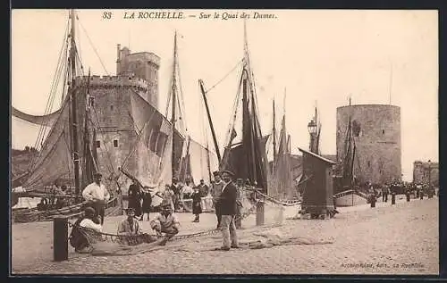 AK La Rochelle, Sur le Quai des Dames