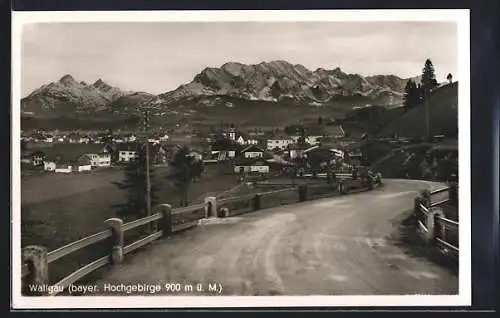 AK Wallgau /Bayer. Hochgebirge, Gesamtansicht von der Strasse aus