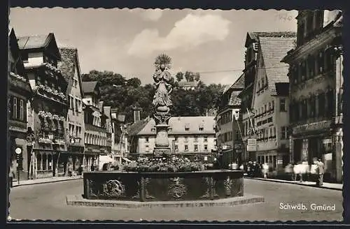 AK Schwäb. Gmünd, Marienbrunnen mit Marktplatz