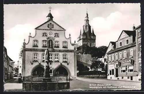 AK Brilon /Sauerland, Marktplatz mit Rathaus und Pfarrkirche