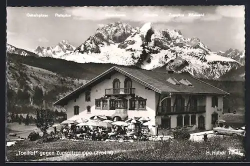 AK Mittenwald-Brunnental, Pension-Restaurant Tonihof gegen Zugspitzgruppe mit Plattspitze und Riffelwand