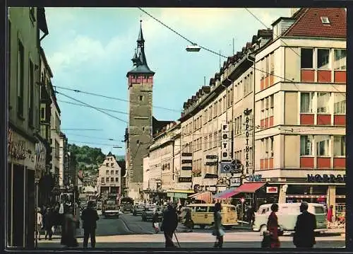 AK Würzburg, Blick in die belebte Domstrasse mit dem Grafeneckartturm des Rathauses