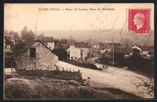 AK Nuars /Nièvre, Route de Lormes, Place du Monument