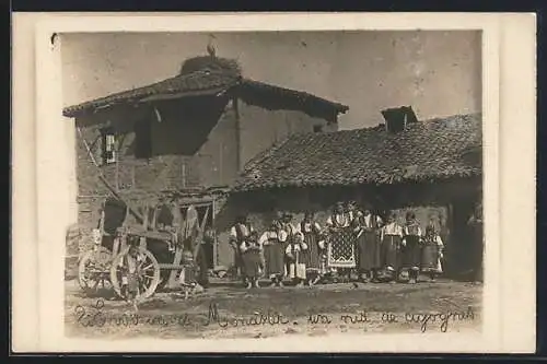 AK Monastir, Frauen und Mädchen in Tracht vor einem Bauernhaus