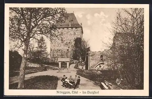 AK Nideggen /Eifel, Im Burghof mit Brunnen