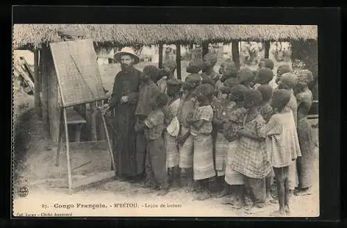 AK M`Bétou /Congo Francais, Lecon de lecture, Missionar mit Schulkindern