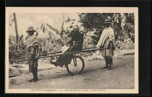 AK Betsiléo /Madagascar, Missionnaire en voyage en aéro-pousse, Missionar in einem Wagen