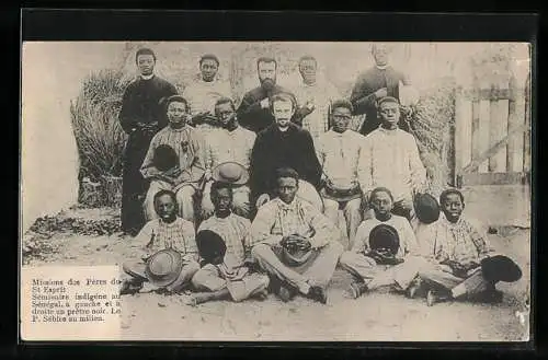 AK Sénégal, Missions des Pères du St. Esprit, Séminaire indigène, à gauche et à droite un prêtre noir, Missionare