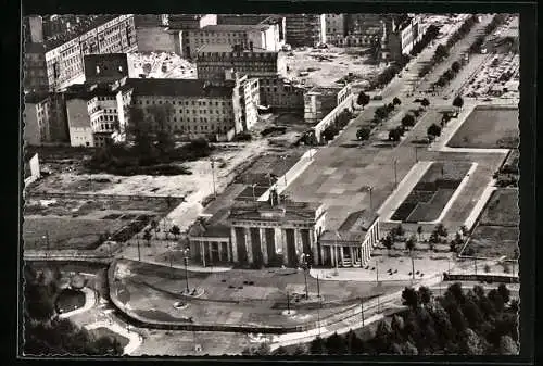 AK Berlin, Blick auf Brandenburger Tor mit Sperrmauer aus der Vogelschau