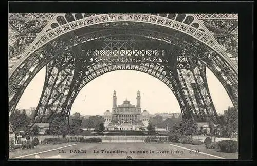 AK Paris, Le Trocadéro, vu sous la Tour Eiffel