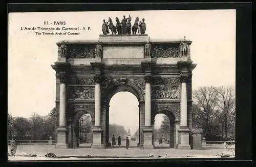 AK Paris, L`Arc de Triomphe, Spaziergänger unterm Triumphbogen