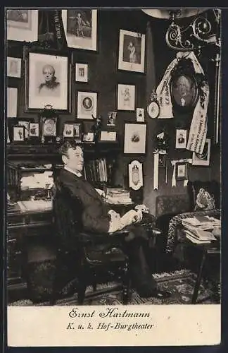 AK Ernst Hartmann, K. u. k. Hof-Burgtheater, Portrait des Schauspielers in seinem Arbeitszimmer