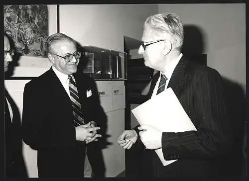 Fotografie Sven Simon, Bonn, J.-J. Vogel im Gespräch mit Tom Neumann, Vize-Präsident von B`nai Brith