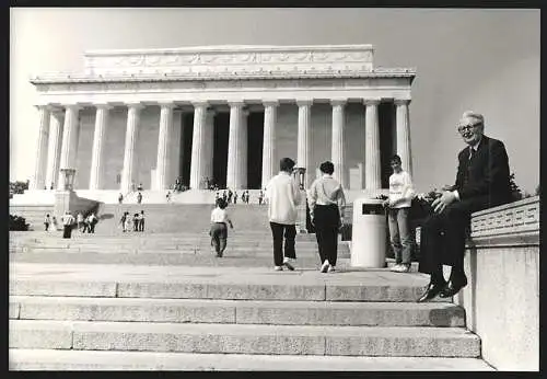 Fotografie Sven Simon, Bonn, Hans-Jochen Vogel vor dem Lincoln-Memorial in Washington, Ende März 1988