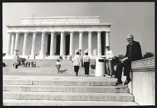 Fotografie Sven Simon, Bonn, H. J. Vogel vor dem Lincoln Memorial Ende März 1988