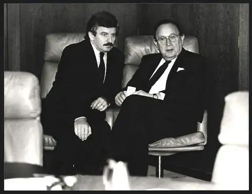 Fotografie Sepp Spiegl, Bonn, Hans-Dietrich Genscher und Jürgen Möllemann im Gespräch