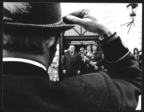 Fotografie WEREK, München, Gebirgsjäger überbringen Geburtstagswünsche an F. J. Strauss zum 65.-sten