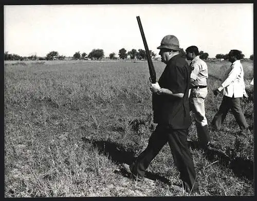 Fotografie PA Sven Simon, Bonn, F. J. Strauss mit einer Flinte auf Rebhuhn-Jagd nahe Rawalpindi in Pakistan