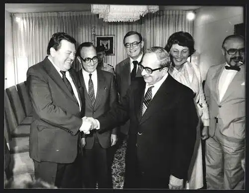 Fotografie PA Werek, Bonn, F. J. Strauss in Israel mit Staatspräsident Navon