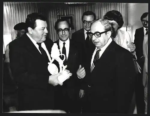 Fotografie PA Werek, Bonn, Franz Josef Strauss in Israel mit Staatspräsident Navon