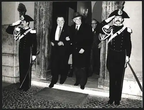 Fotografie PA Sven Simon, Bonn, Bayerns Ministerpräsident F. J. Strauss mit Italiens Ministerpräsident Cossiga in Rom