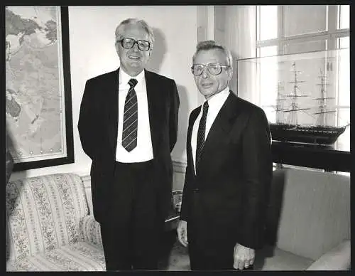 Fotografie Sven Simon, Bonn, J.-J. Vogel mit US Verteidigungsminister Frank Carlucci in Washington