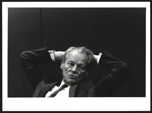 Fotografie Werner Schüring, Bonn, Willy Brandt, die Hände hinter dem Kopf verschränkt