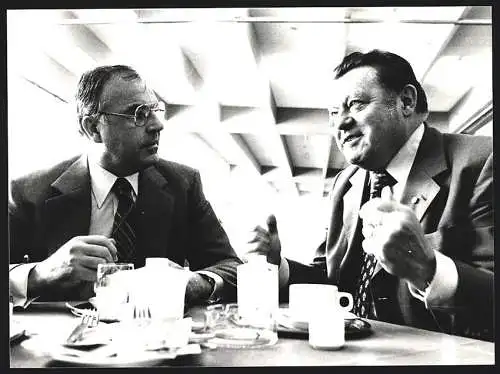 Fotografie Schubert, München, F. J. Strauss und Helmut Kohl bei Kaffee und Kuchen im Gespräch