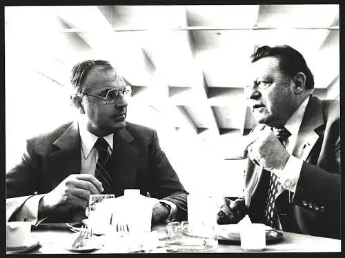 Fotografie Schubert, München, F. J. Strauss und Helmut Kohl bei Kaffee und Kuchen im Gespräch