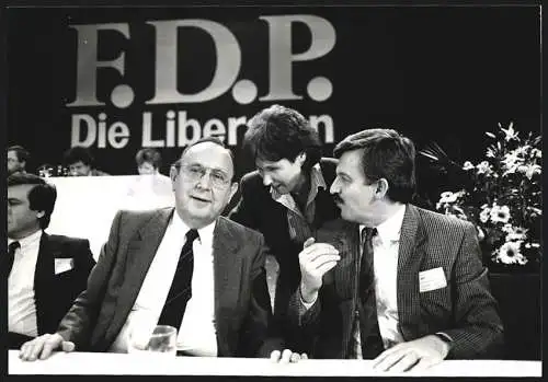 Fotografie Sven Simon, Bonn, H. D. Genscher, Irmgard Adam-Schwaetzer und J. Möllemann beim FDP-Parteitag in Mannheim