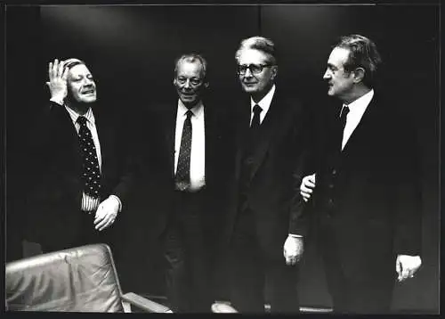 Fotografie Sven Simon, Bonn, H.-J. Vogel mit Altkanzler Helmut Schmidt, Willy Brandt und Johannes Rau