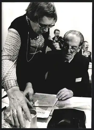 Fotografie Poly-Press, Bonn, Herbert Wehner mit seiner Stieftochter Greta Burmeister