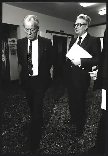 Fotografie Sven Simon, Bonn, SPD-Vorsitzender H.-J. Vogel und sein Vorgänger Willy Brandt