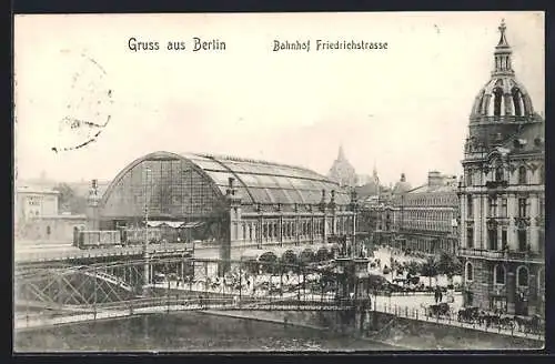 AK Berlin, Bahnhof Friedrichstrasse, Brücke und Platz vor dem Bahnhof