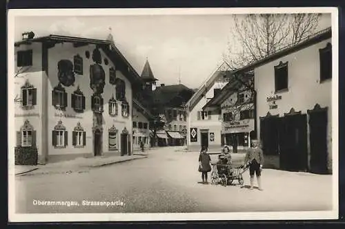 AK Oberammergau, Strassenpartie mit Geschäften