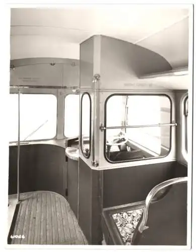 Fotografie Weymann`s Ltd., Addlestone, Innenansicht mit Blick zur Fahrerkabine eines Weymann Motor Body Company Busses