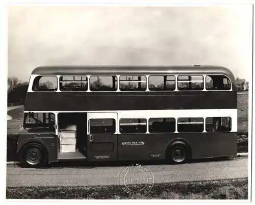 Fotografie Wally Talbot, Blackburn, Doppeldecker Bus der East Lancashire Coach Builderds Ltd., Trockenstempel, 25 x 20cm