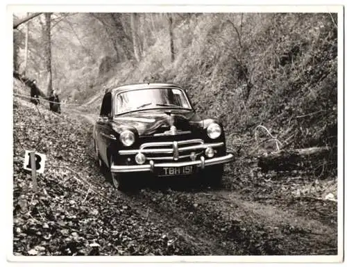 Fotografie Brian Sheldon, Streatham, Auto Vauxhall Wyvern E Type in unwegigem Gelände