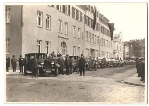 Fotografie unbekannter Fotograf, Ansicht Biberach, Autos vor Bezirks-Verband O.E.W, Bahnhofstrasse / Zeppelinring