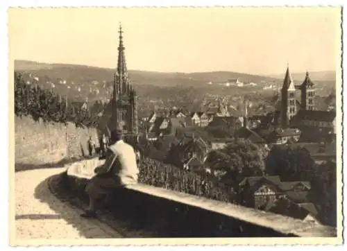 Fotografie Specker, Esslingen a. N., Ansicht Esslingen a. N., Blick auf die Stadt, Herr sitz am Wegesrand