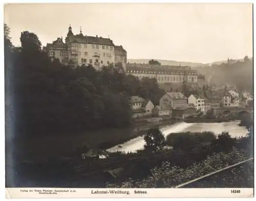 Fotografie NPG AG, Berlin, Ansicht Weilburg, Blick nach dem Schloss und Wohnhäuser an der Lahn, Grossformat 25 x 19cm