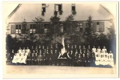 Fotografie unbekannter Fotograf, Ansicht Pfahlbronn, Liederkranz im Gruppenfoto mit Flagge