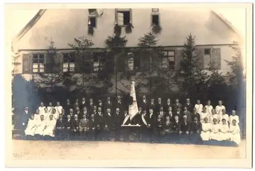 Fotografie unbekannter Fotograf, Ansicht Pfahlbronn, Liederkranz mit Flagge im Gruppenfoto