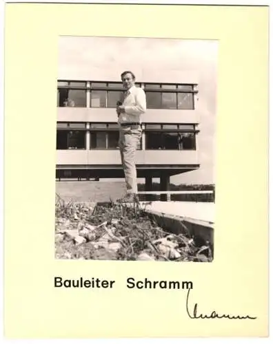 Fotografie unbekannter Fotograf, Ansicht Sigmaringen, Bauleiter der Hochschule Herr Schramm mit Kamera in der Hand