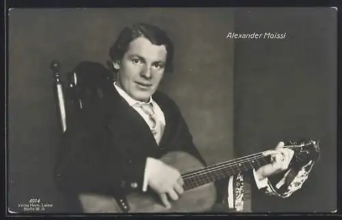 AK Schauspieler Alexander Moissi mit Gitarre