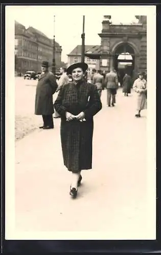 Foto-AK Erfurt, Dame am Bahnhof 1938