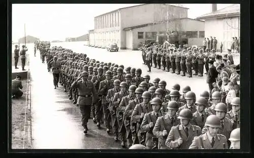 AK Soldaten der Bundeswehr marschieren