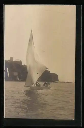 AK Kleines Segelboot vor der Küste