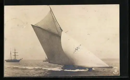 AK Segelboot pflügt durch das Wasser